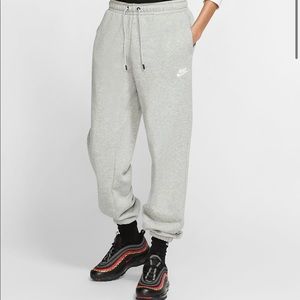 Nike Sportswear Essential
Women's Fleece Pants - size small